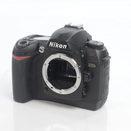 Nikon D70S 6.1MP Digital SLR Camera Kit with 18-70mm Nikkor Lens
